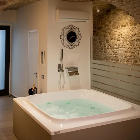 123 Luxury Con Jacuzzi Bed & Breakfast 4*