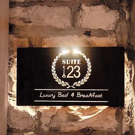 123 Luxury Con Jacuzzi Bed & Breakfast